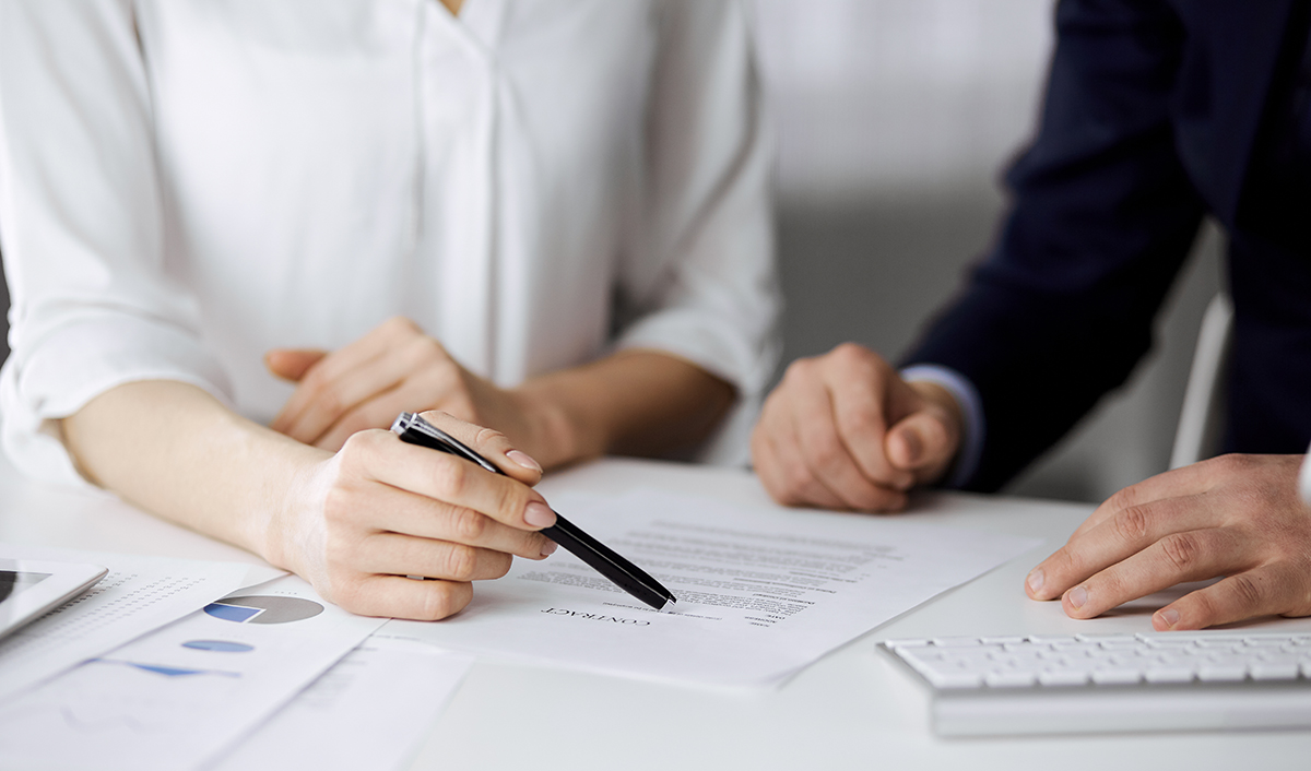 Unknown,Businessman,And,Woman,Discussing,Contract,In,Office.,Closeup.business,People