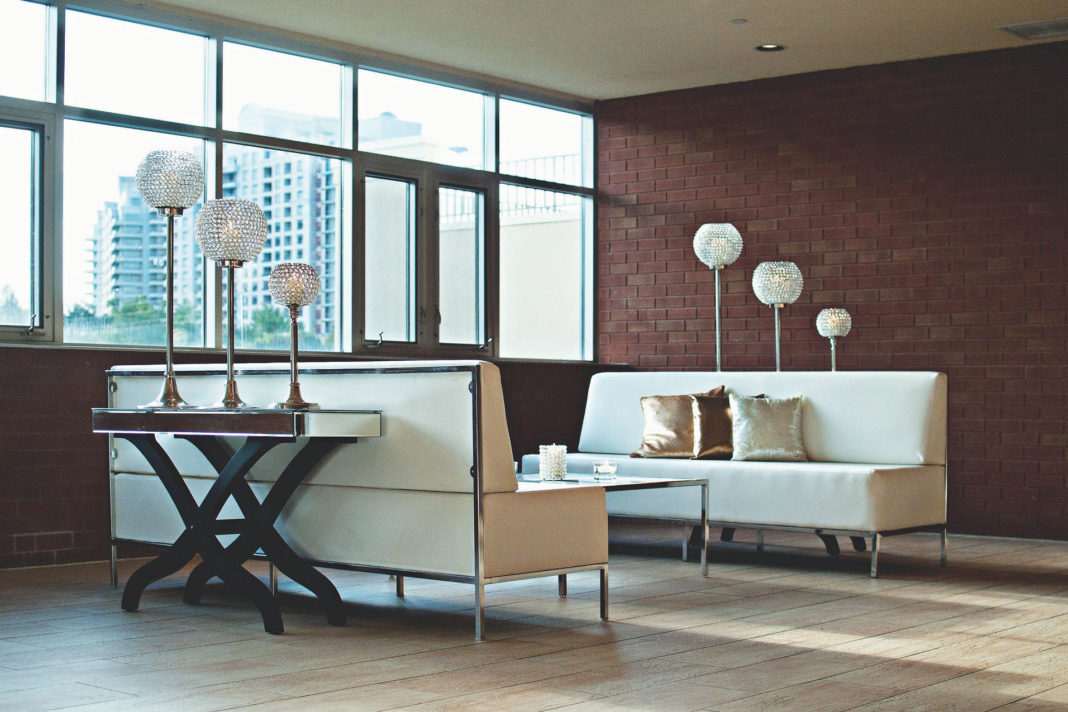 room with 2 sofas & 6 lamps