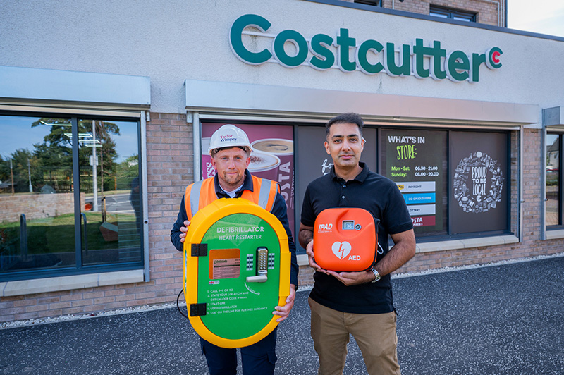 Taylor Wimpey health and safety advisor, Peter Goldie, with Aftaab Rafique, owner of Costcutter in Greendykes. Image credit: Chris Watt Photography
